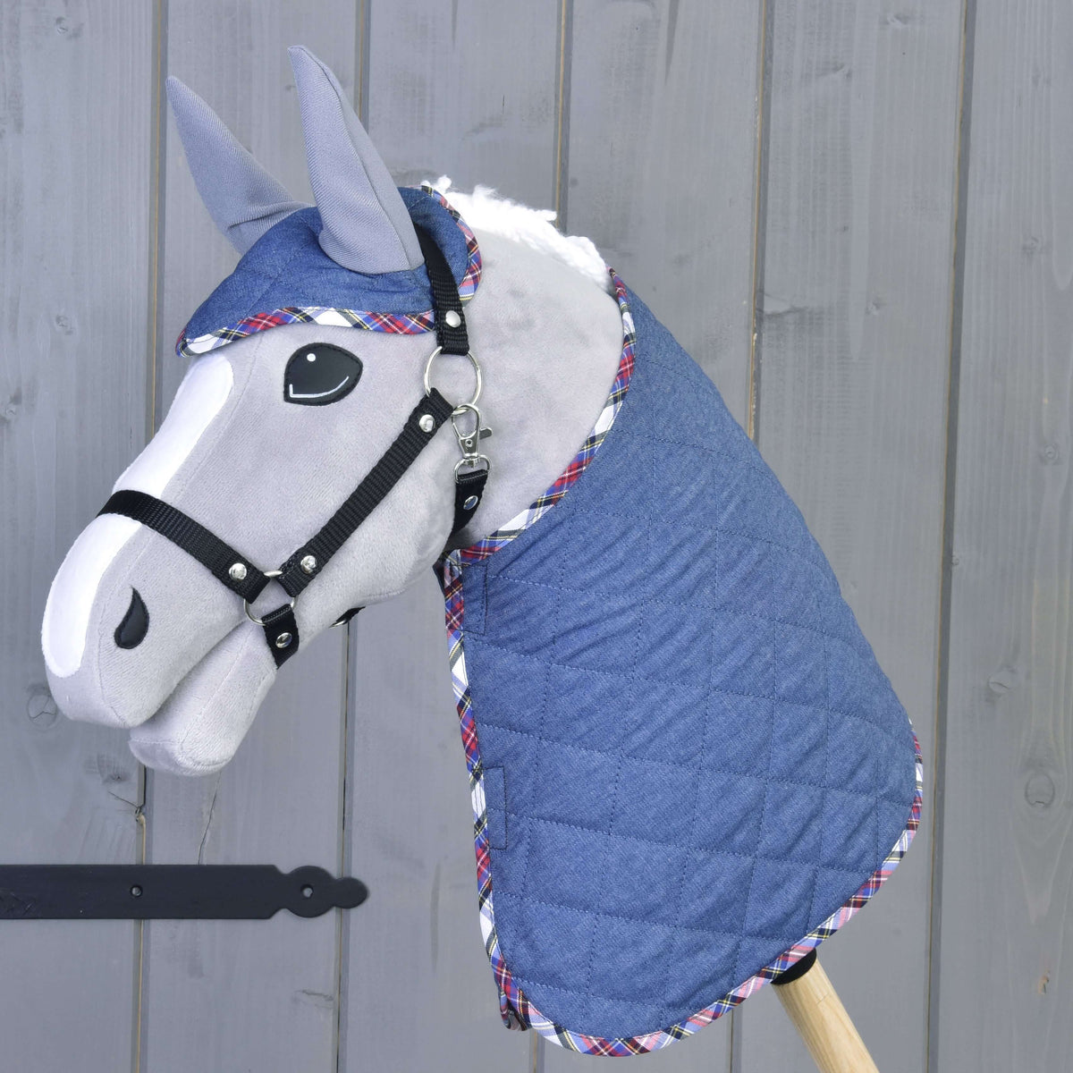 Siv Hobby Horse konj z belo grivo nosi komplet Jeans: prešito pregrinjalo iz jeansa in naušnike s pisano karirasto obrobo