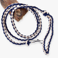LarDen Hobby Horse povodec Knitted Cremo-Blue: pleten povodec iz paracorda v temno modri in kremni barvi s srebrnim karabinom