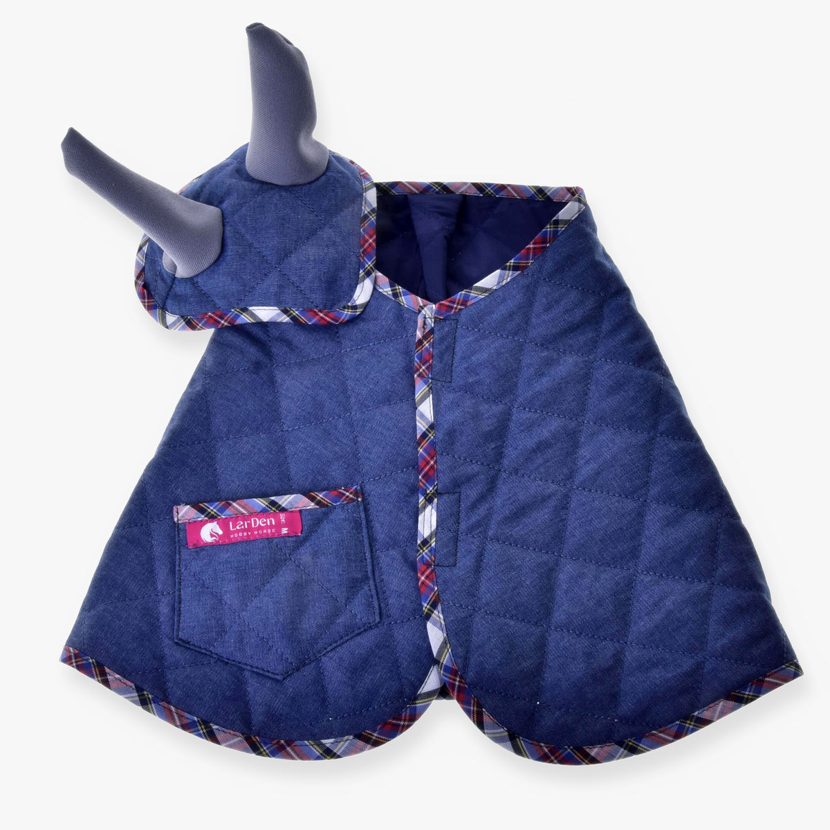 Hobby Horse komplet Jeans LarDen: prešito pregrinjalo iz jeansa s karirasto obrobo in žepom ter usklajeni naušniki s sivimi ušesnimi deli