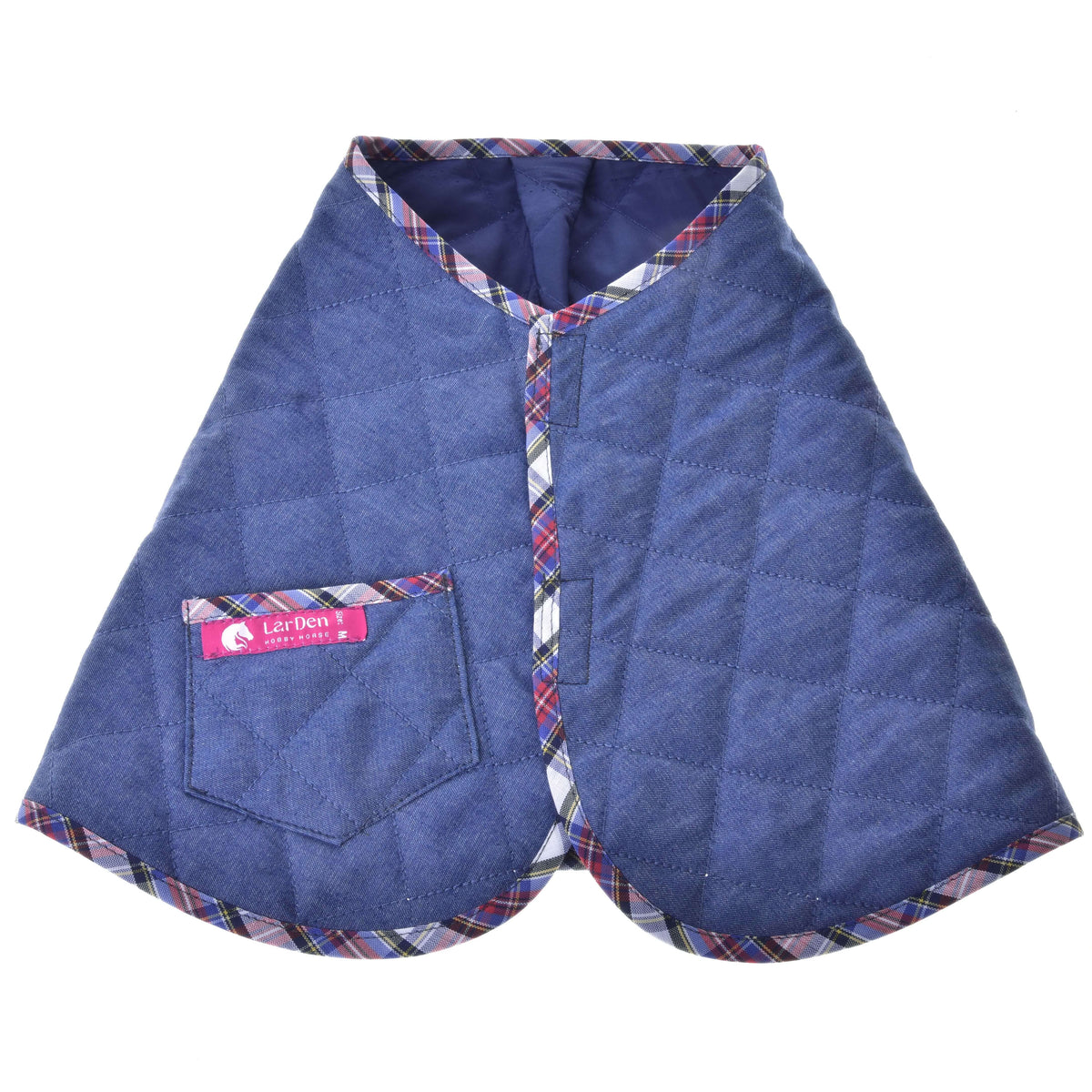 Prešito pregrinjalo iz jeansa iz Hobby Horse kompleta Jeans, razprostrto na belem, s karirasto obrobljenimi robovi, sprednjim žepom in temno modro podlogo