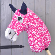 Hobby Horse zaščitna obleka Minie (Lycra) znamke LarDen, nameščena čez glavo: živo roza z belimi pikami in temno modrimi ušesi