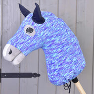Hobby Horse zaščitna obleka Sea (Lycra) znamke LarDen, nameščena čez glavo: modre, turkizne in vijolične proge, temno modra ušesa