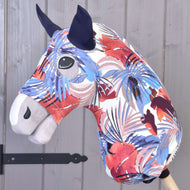 Hobby Horse zaščitna obleka Blue Jungle (Lycra) znamke LarDen, nameščena čez glavo: modri in rdeči palmovi listi na beli podlagi, temno modra ušesa