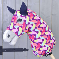 Hobby Horse zaščitna obleka Bird (Lycra) znamke LarDen, nameščena čez glavo: vijolična z roza, limetno zelenimi in modrimi ptički ter temno modrimi ušesi