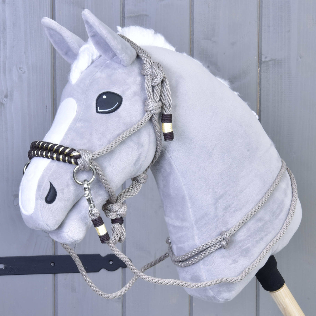 Siv plišast Hobby Horse konj z vrvičnim kompletom Splendid: sivo rjava vrvična oglavka in vajeti s pletenim nosnikom v temno rjavi in zlati barvi
