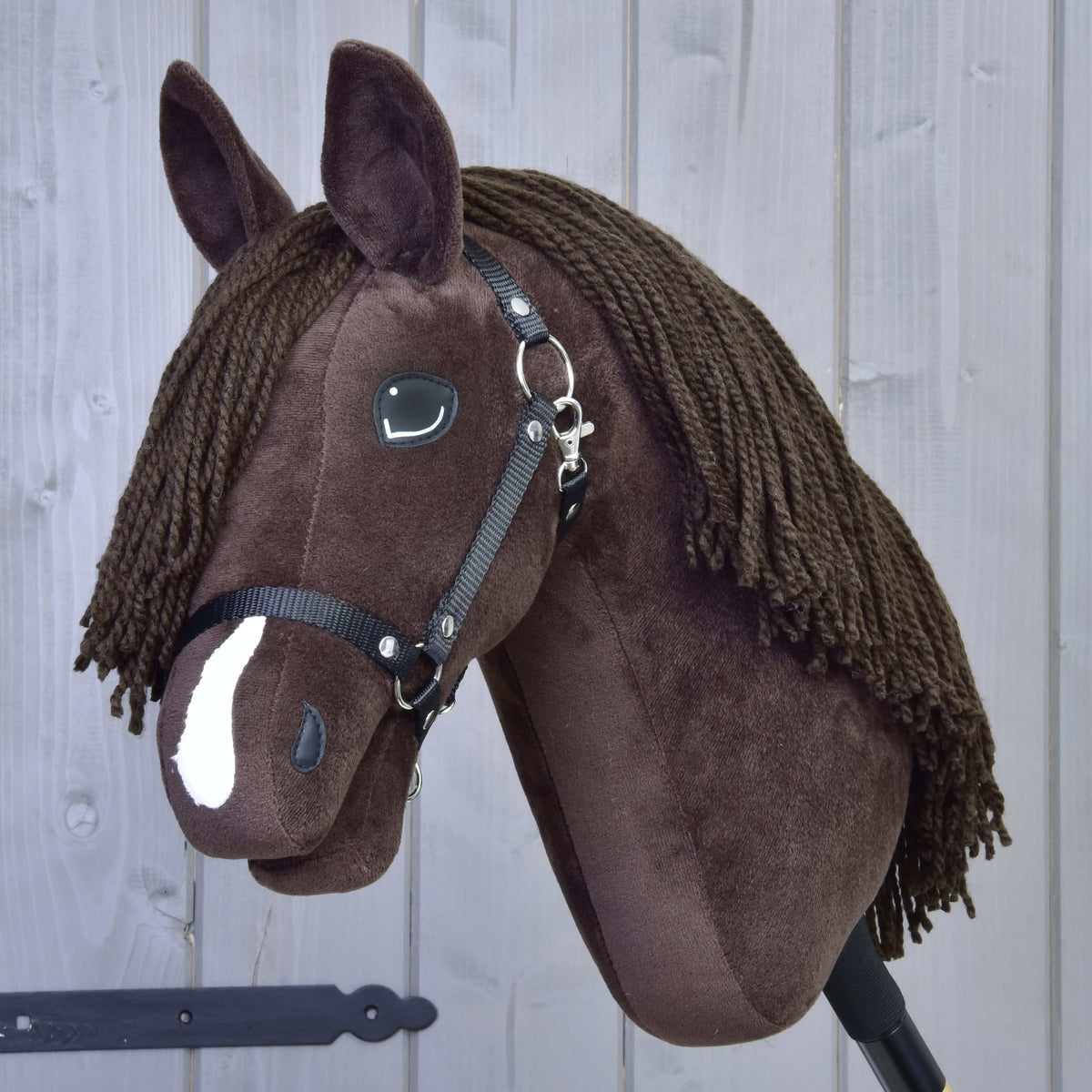 Hobby Horse Chianti s črno oglavko znamke LarDen: temno rjava plišasta glava z belo liso in rjavo grivo iz preje