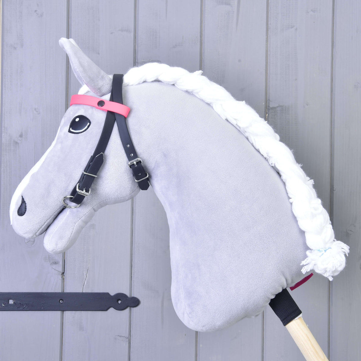 LarDen uzda z 2 čelnikoma, roza, na sivem plišastem Hobby Horse konju: črni jermeni z enobarvnim roza čelnikom