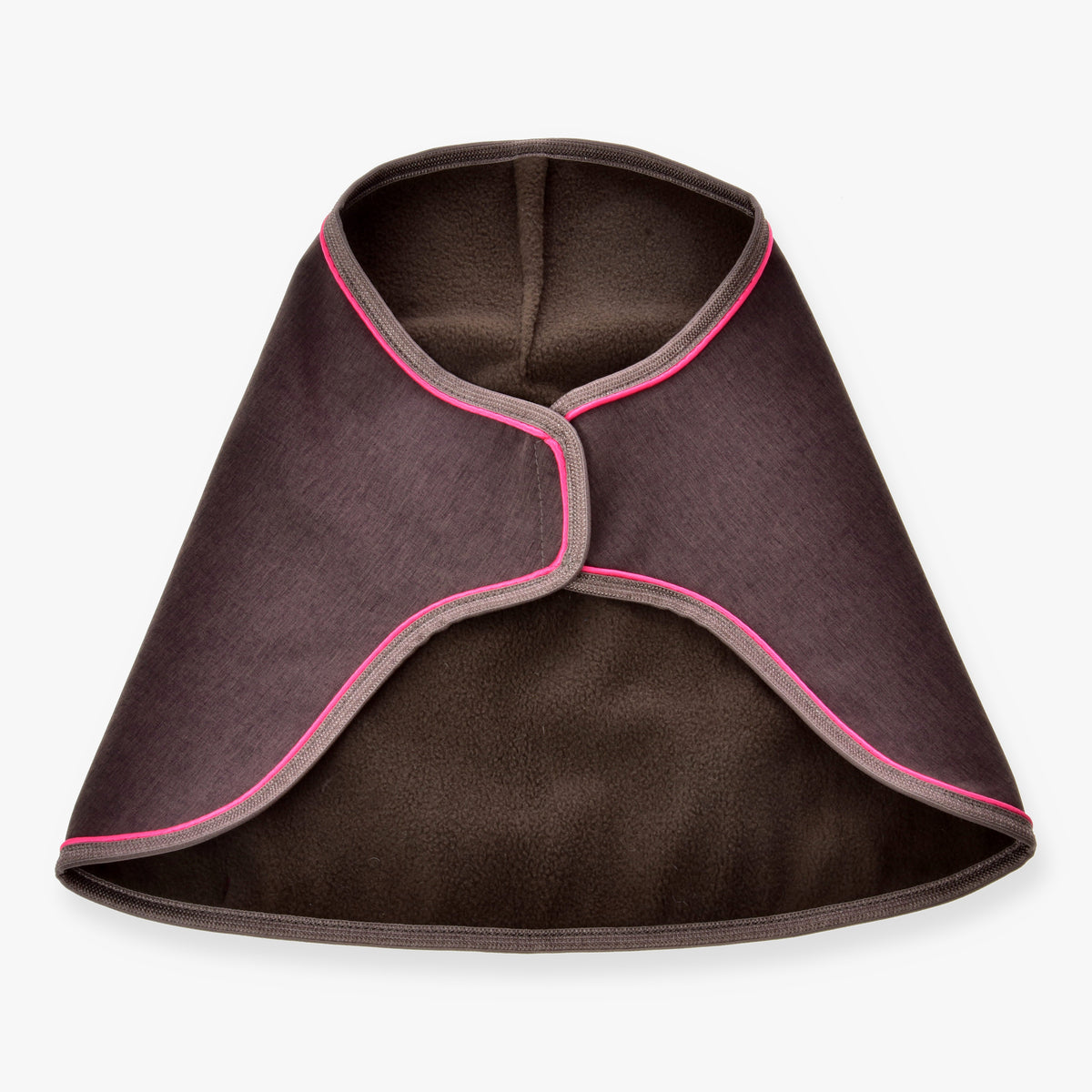 Hobby Horse pregrinjalo Rosewood znamke LarDen v temno rjavi barvi z živo roza paspulom in mehko rjavo podlogo, pogled od spredaj