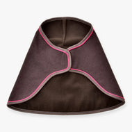Hobby Horse pregrinjalo Rosewood znamke LarDen v temno rjavi barvi z živo roza paspulom in mehko rjavo podlogo, pogled od spredaj