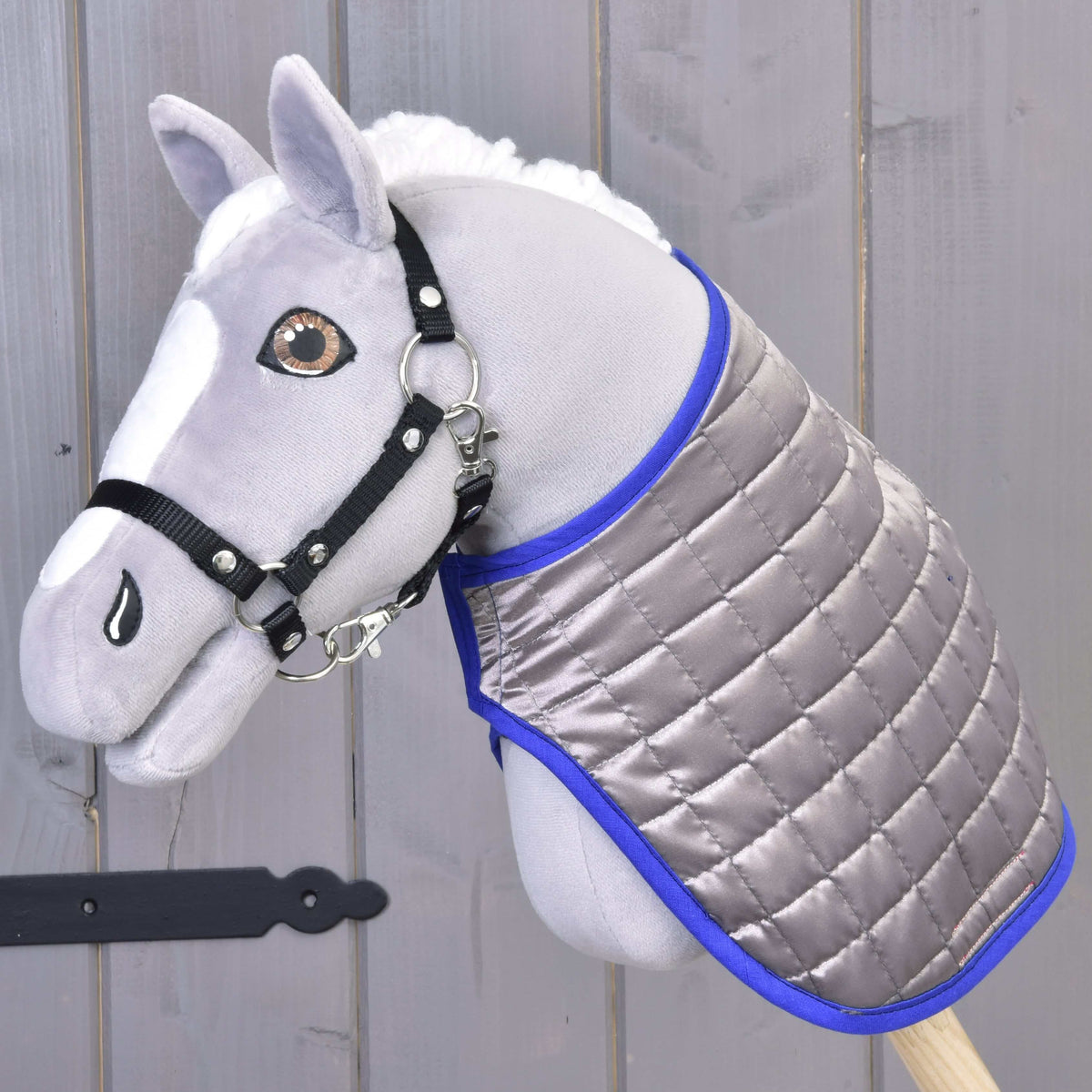 Siv Hobby Horse konj v obrnjenem pregrinjalu DeLuxe Blue: srebrno sivo prešitje zunaj s kraljevsko modro obrobo