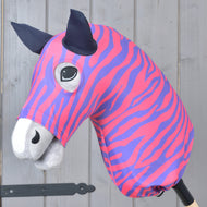 Hobby Horse zaščitna obleka Fancy znamke LarDen z roza in vijoličnimi zebrastimi progami in temno modrimi ušesi, nameščena na sivo glavo