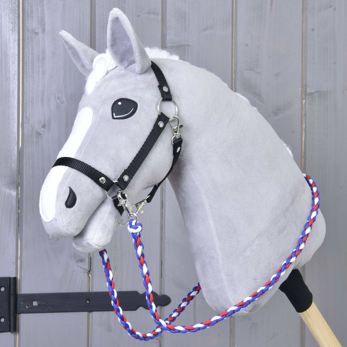 Svetlo siv Hobby Horse konj s črno oglavko in pletenimi modro-rdeče-belimi vajetmi Flag CZ okoli vratu
