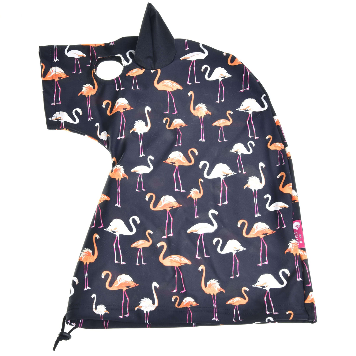 Zaščitna obleka Flamingo, razprostrta, od strani: črna Lycra z oranžnimi in belimi flamingi, črnim ušesom in vrvico