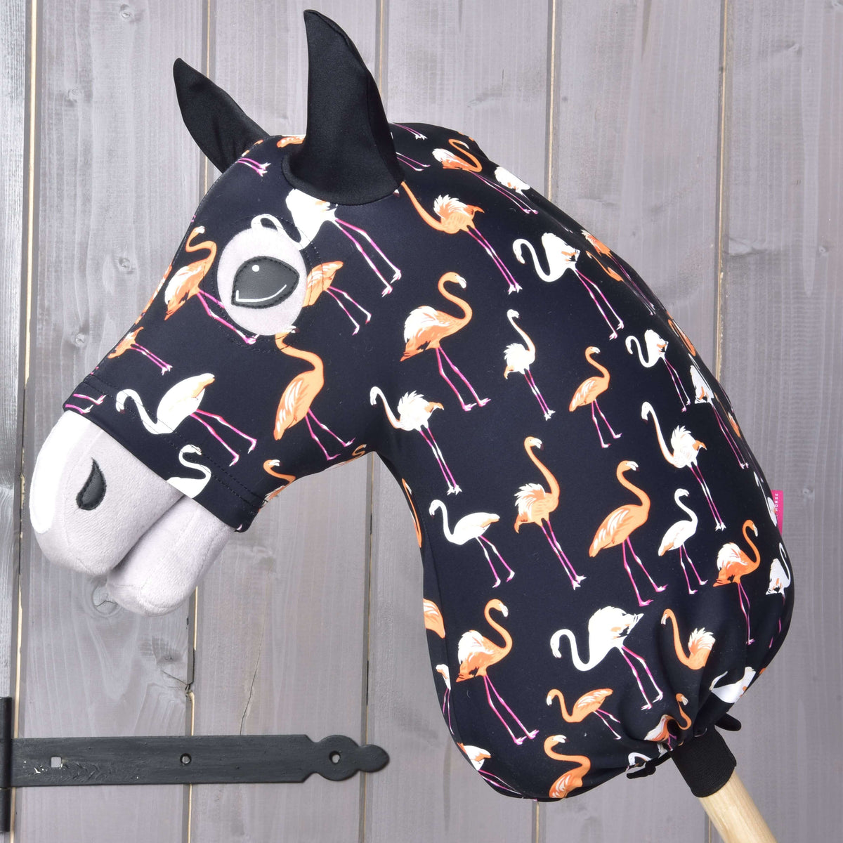 Hobby Horse zaščitna obleka Lycra Flamingo znamke LarDen na sivi glavi: črna z oranžnimi in belimi flamingi ter črnimi ušesi