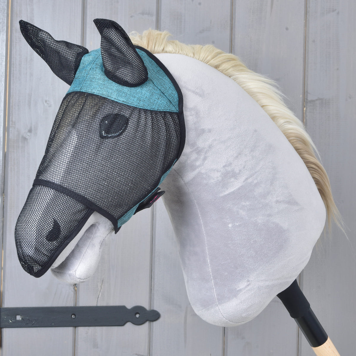 Hobby Horse maska proti mrčesu De Luxe Full Turquoise znamke LarDen na sivi glavi: črna mrežica do nosu s turkiznimi vložki