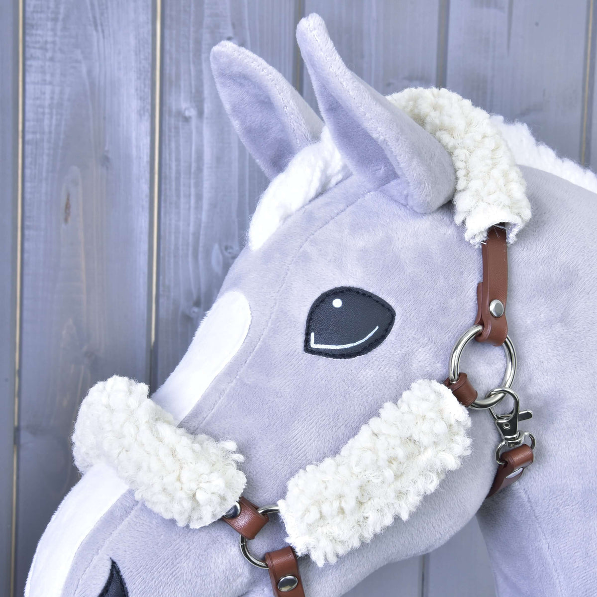 Puhasto krzno na nosniku in zatilnem jermenu rjave oglavke na svetlo sivem Hobby Horse konju, s srebrnim obročkom in karabinom