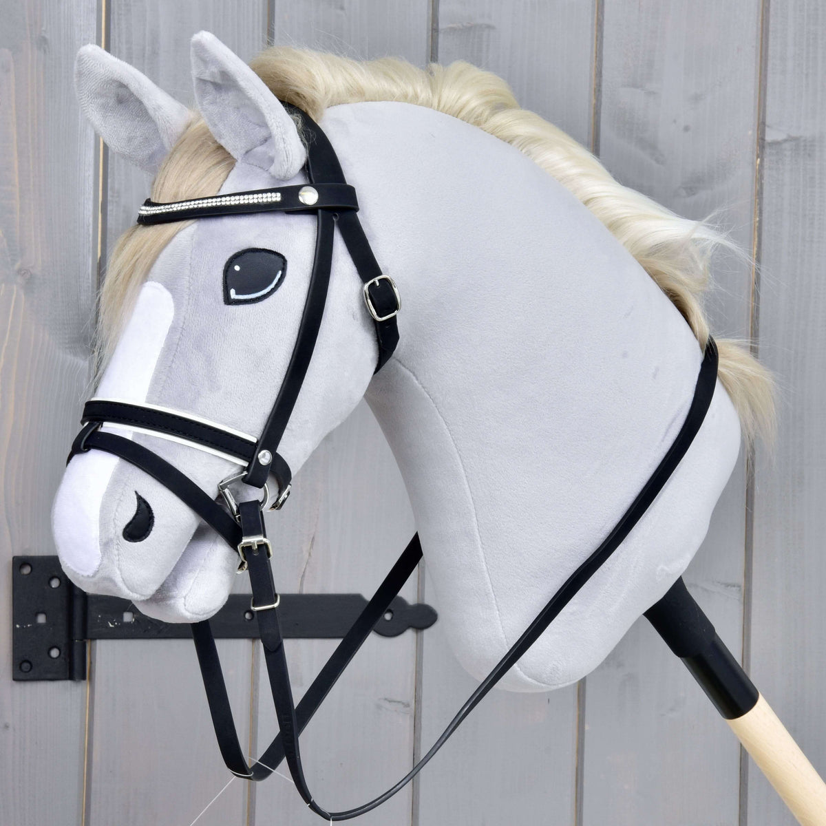 Hobby Horse kompletna De Luxe uzda z 2 čelnikoma znamke LarDen na sivi plišasti glavi Hobby Horse konja, s čelnikom z bleščečimi okrasnimi kamenčki in vajetmi