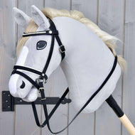 Hobby Horse kompletna De Luxe uzda z 2 čelnikoma znamke LarDen na sivi plišasti glavi Hobby Horse konja, s čelnikom z bleščečimi okrasnimi kamenčki in vajetmi