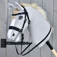 Hobby Horse kompletna uzda brez brzde, okrašena, znamke LarDen na sivi plišasti glavi Hobby Horse konja: nosnik z belimi šivi in čelnik s kovicami