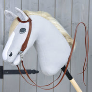 Hobby Horse kompletna western uzda One-Ear znamke LarDen v rjavi barvi z dolgimi deljenimi vajetmi na sivi plišasti glavi Hobby Horse konja