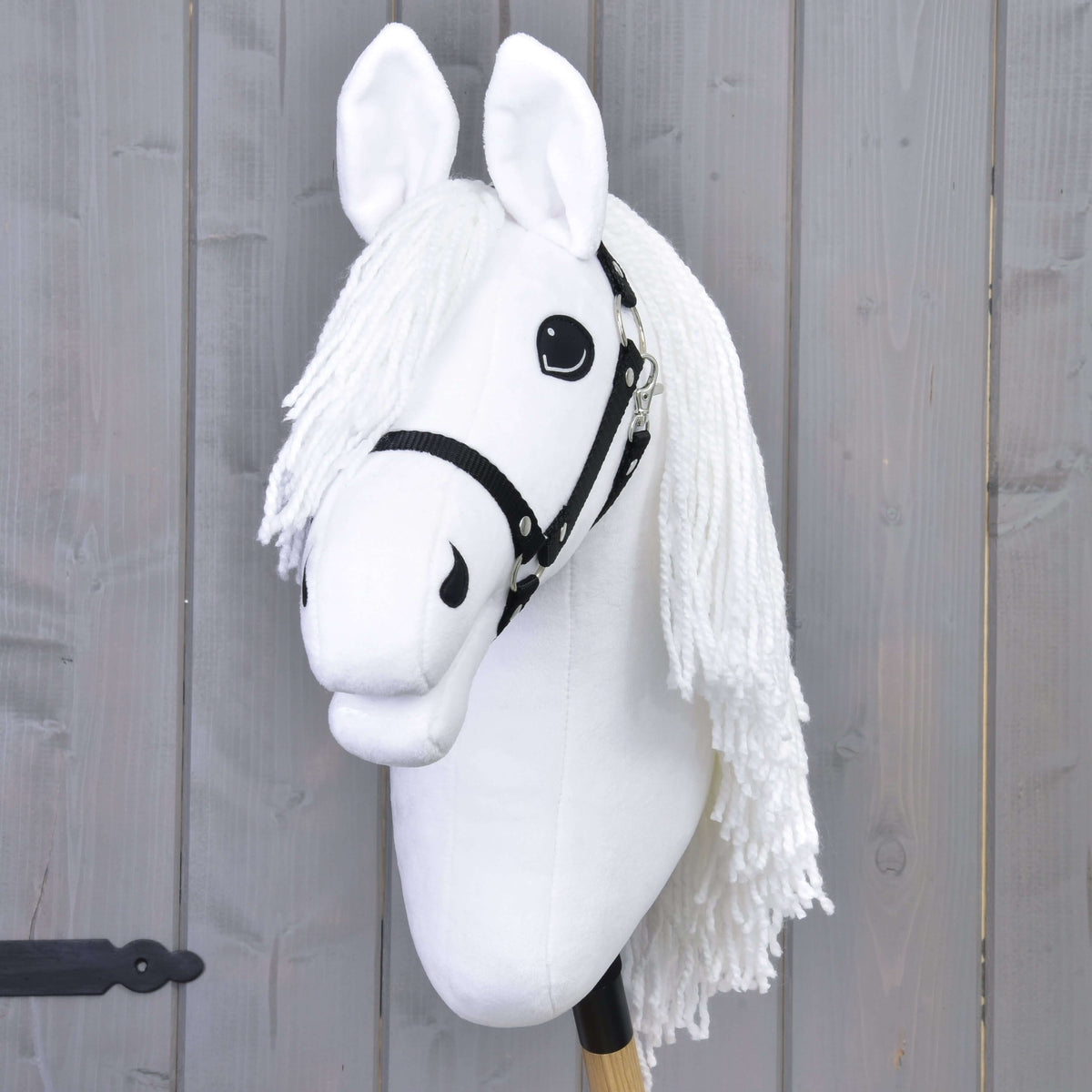 Bel Hobby Horse konj od spredaj z belim čopom iz preje, črnimi očmi in črno oglavko