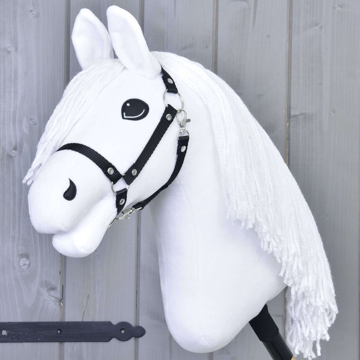 Hobby Horse Lady s črno oglavko znamke LarDen: bela plišasta glava z dolgo belo grivo iz preje in mehkimi belimi ušesi
