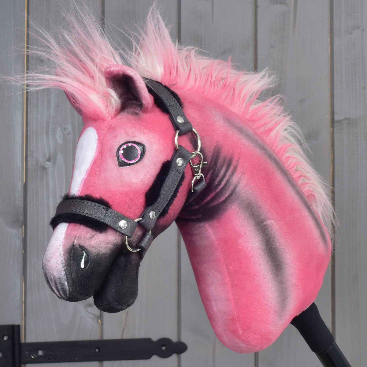 Hobby Horse LarDen Pinkie z bleščečo oglavko: roza plišasta glava s črnim senčenjem, belo liso in roza-belo grivo