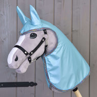 Siv Hobby Horse konj s črno oglavko nosi svetleče dežno pregrinjalo Light Blue z ušesnimi deli in mavrično bleščečo obrobo