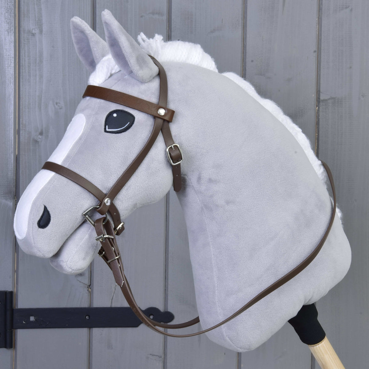 Rjava kompletna uzda LarDen z nosnikom in dolgimi vajetmi na sivem Hobby Horse konju z belo liso in belo grivo