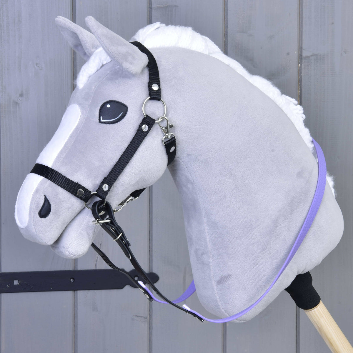 Siv plišast Hobby Horse konj s črno oglavko in lila-črnimi gumiranimi vajetmi ob vratu