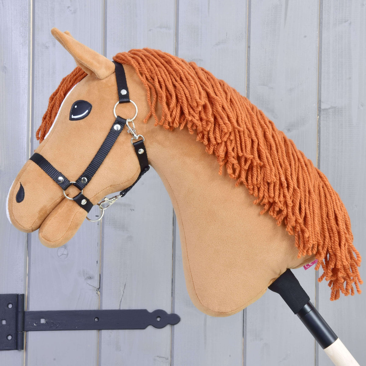 Hobby Horse Little Angel v levem profilu: dolga bakrena griva iz preje pada čez vrat kostanjeve barve