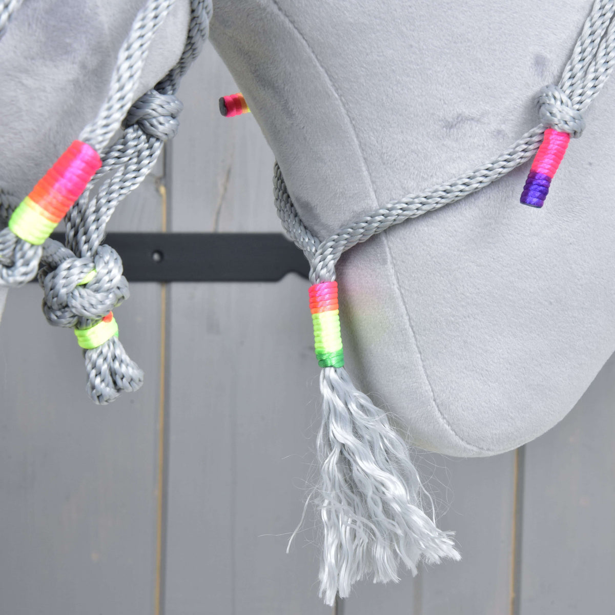 Grey rope knots of Rope set Manhattan with neon pink, green and purple wraps and a grey tassel under the jaw