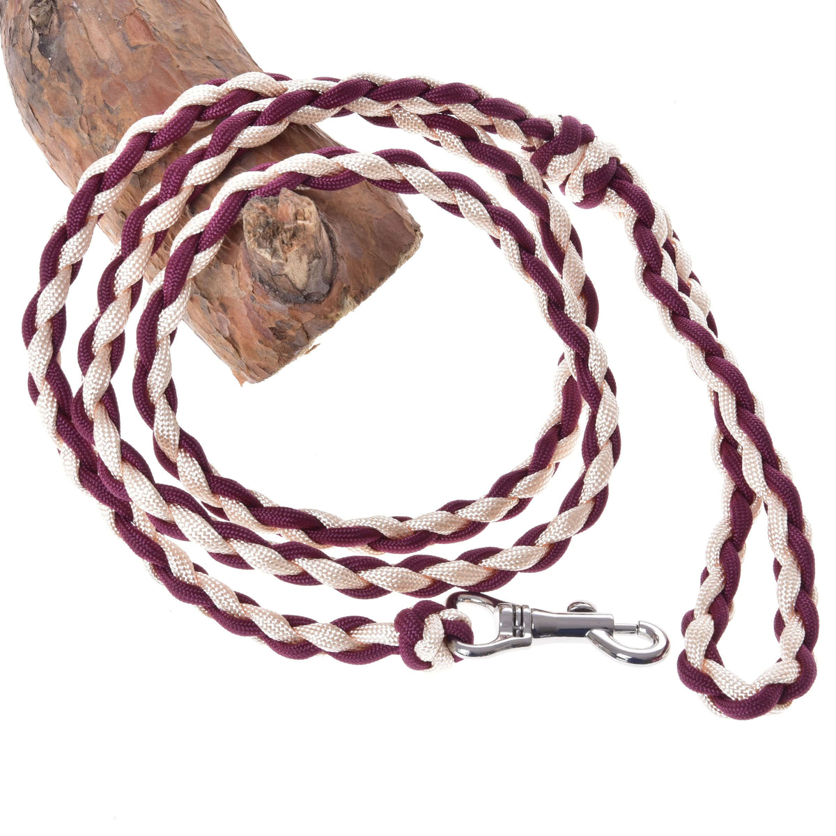 LarDen Hobby Horse povodec Knitted Maroon: pleten povodec iz paracorda v bordo in kremni barvi s srebrnim karabinom na lesu