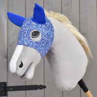 Maska See znamke LarDen na sivem Hobby Horse konju z blond grivo: modro-belo pegasto raztegljivo blago s kraljevsko modrimi ušesi