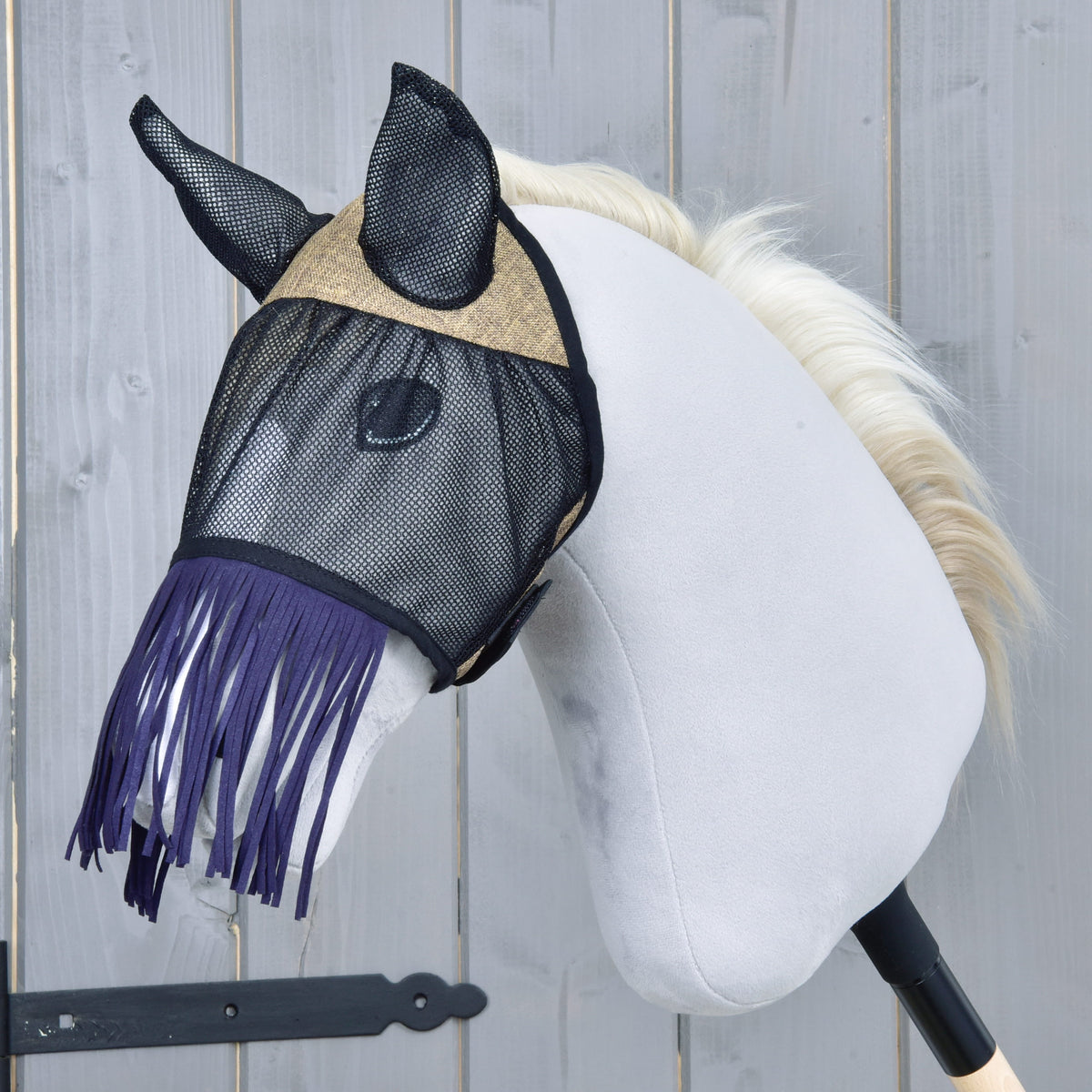 Maska proti mrčesu De Luxe Mona znamke LarDen iz črne mrežice z bež tkanim delom na čelu in temno vijoličnimi resami na nosu na sivem Hobby Horse konju