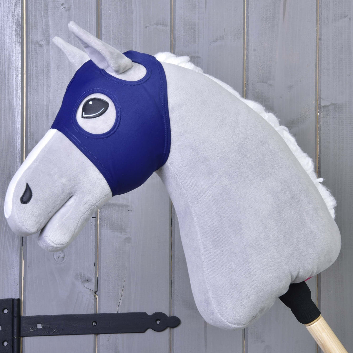 Maska brez ušes LarDen iz temno modrega raztegljivega blaga na sivem plišastem Hobby Horse konju, skozi odprtine gledajo njegova ušesa