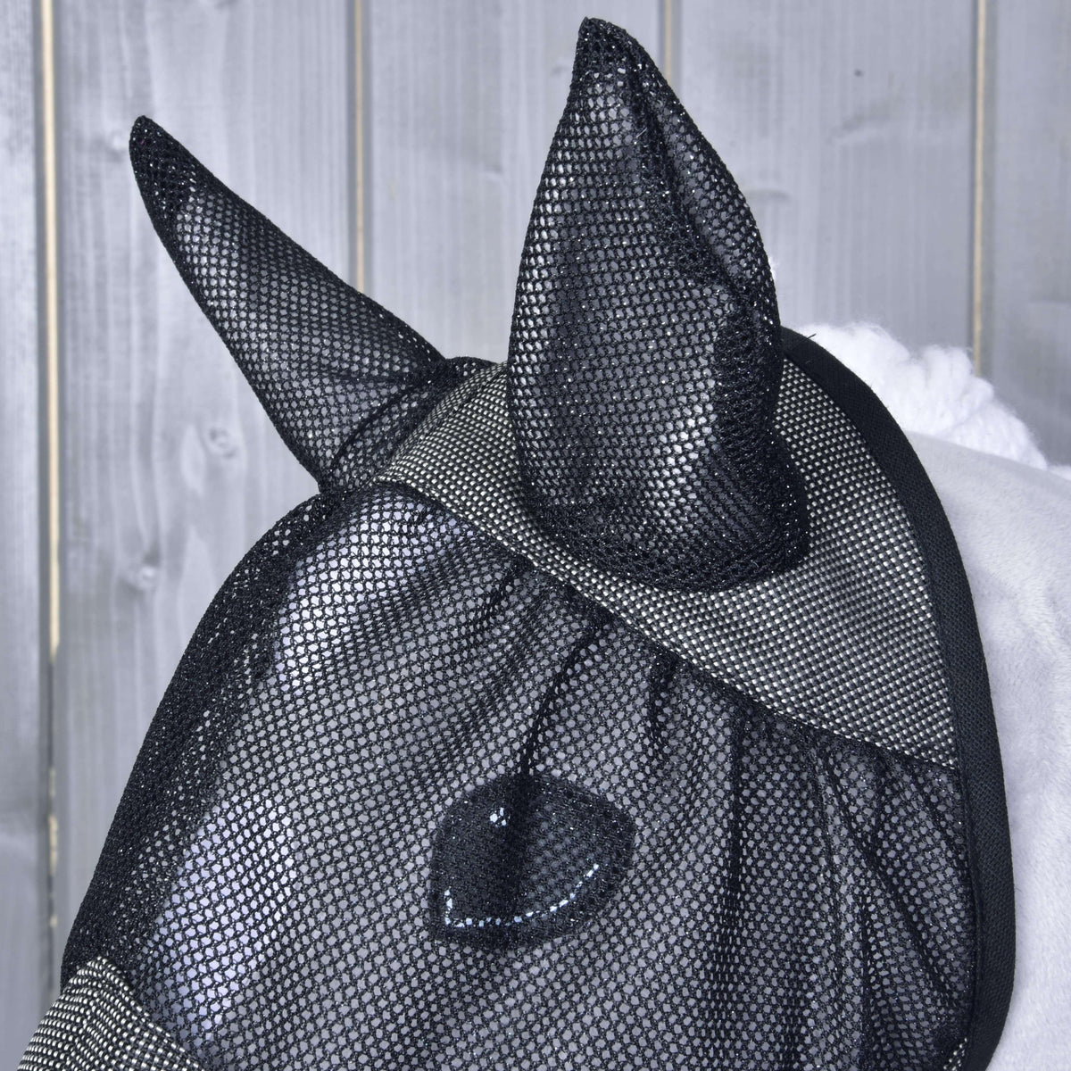 Bližnji posnetek črnih mrežastih ušes in mrežice za oči na Hobby Horse maski proti mrčesu De Luxe Grey, pod mrežico se vidi oko