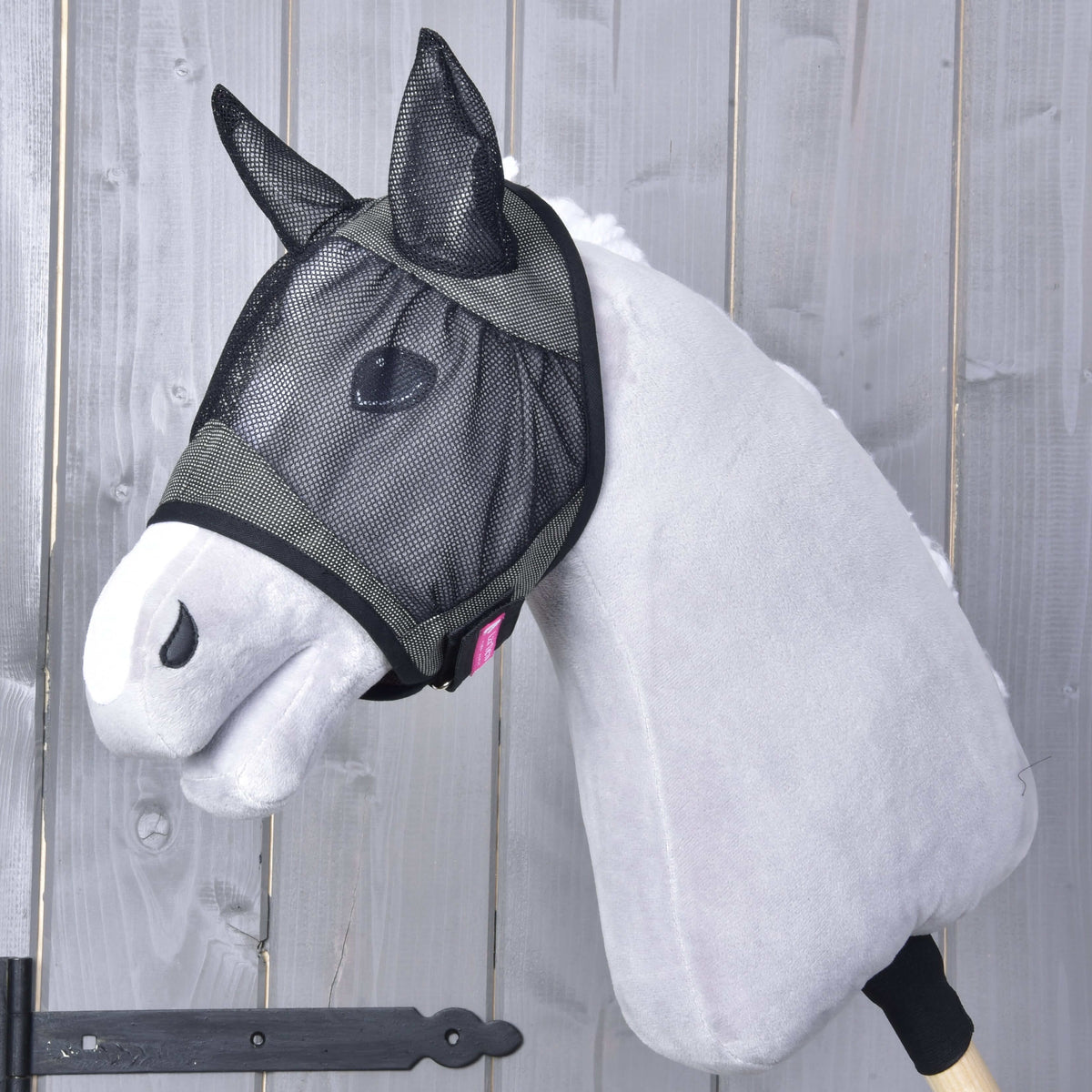 Hobby Horse maska proti mrčesu De Luxe Grey znamke LarDen s črnimi mrežastimi ušesi in mrežico za oči na svetlo sivi plišasti glavi Hobby Horse konja