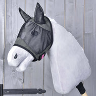 Hobby Horse maska proti mrčesu De Luxe Grey znamke LarDen s črnimi mrežastimi ušesi in mrežico za oči na svetlo sivi plišasti glavi Hobby Horse konja