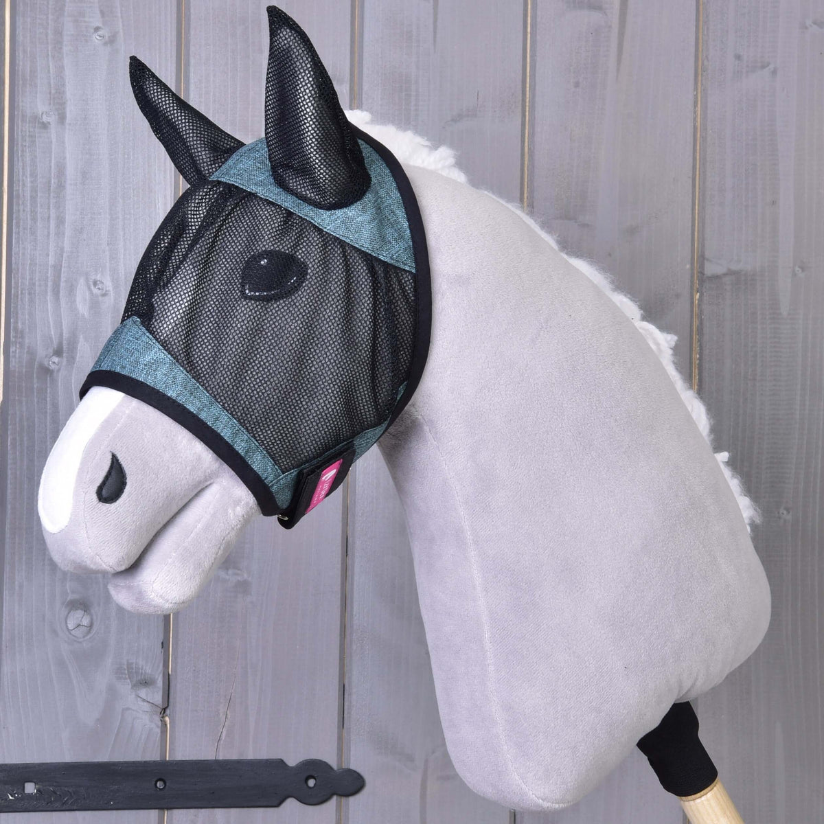 Hobby Horse maska proti mrčesu De Luxe Turquoise znamke LarDen iz meliranega turkiznega blaga s črno mrežico na sivi plišasti glavi Hobby Horse konja