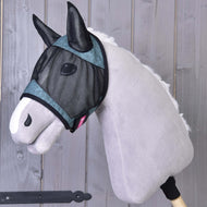 Hobby Horse maska proti mrčesu De Luxe Turquoise znamke LarDen iz meliranega turkiznega blaga s črno mrežico na sivi plišasti glavi Hobby Horse konja