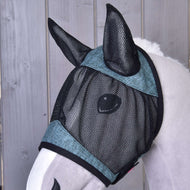 Bližnji posnetek Hobby Horse maske proti mrčesu De Luxe Turquoise od strani: črna mrežasta ušesa, mrežica za oči in turkizna obroba