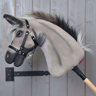 Hobby Horse osel Olin v levem profilu s temnim senčenjem na sivem vratu, črnim gobcem in puhasto sivo-črno grivo