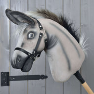 Hobby Horse osel Olin s črno oglavko znamke LarDen: siv plišast osel z dolgimi temnimi ušesi in poslikanim senčenjem