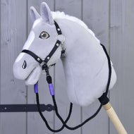 Siv Hobby Horse konj z belo grivo in črno oglavko, vrvične vajeti z lila ovoji visijo v zanki spodaj