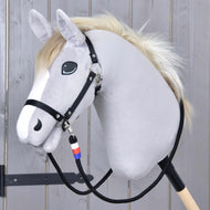 Vajeti Emblem CZ na sivem Hobby Horse konju s smetanasto grivo in črno oglavko, belo-rdeče-moder ovoj pod brado