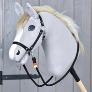 Siv Hobby Horse konj s črno oglavko in pripetimi vajetmi Emblem, črne vrvične vajeti visijo do palice