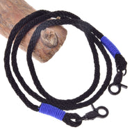 Hobby Horse vajeti Basic Blue LarDen: črne vajeti iz pletene vrvi s kraljevsko modrimi ovoji in črnimi karabini