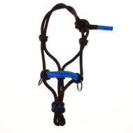 Pogled od spredaj na črno Hobby Horse vrvično oglavko z vozli, modro ovitim nosnikom in modrim koncem za vezanje, na beli podlagi