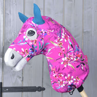 Hobby Horse zaščitna obleka Pink Beauty (Lycra) znamke LarDen na sivi glavi: magenta z akvarelnimi cvetovi in temno turkiznimi ušesi